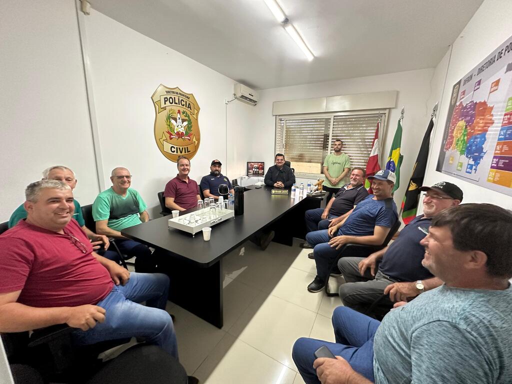 DIRETOR DE POLÍCIA DA FRONTEIRA RECEBE PRODUTORES RURAIS DE CHAPECÓ