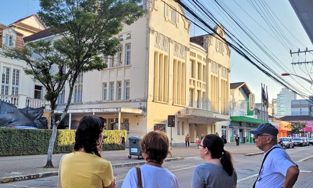 Visitantes da Feira do Livro conhecem patrimônio cultural de Joinville em passeio pela região central