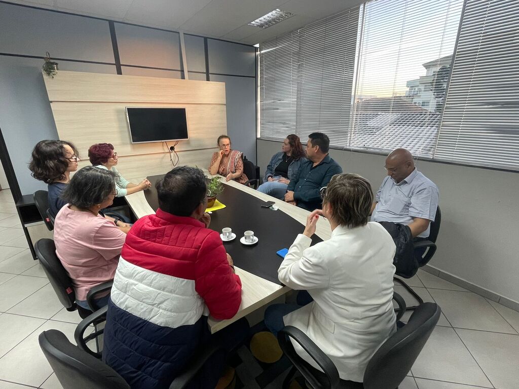 Câmara recebe visita de educadores indianos