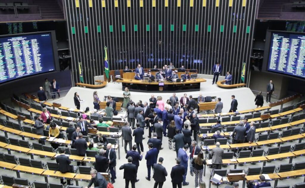 Câmara conclui votação do Programa Mover e mantem taxa de importados até 50 dólares