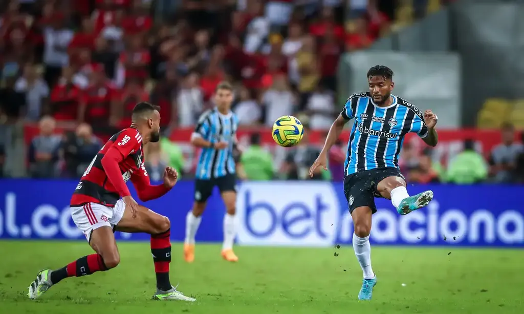 Flamengo recebe Grêmio no Maracanã mirando a ponta do Brasileiro