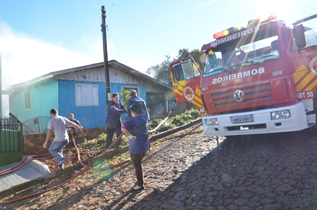 Casa é parcialmente destruída por incêndio