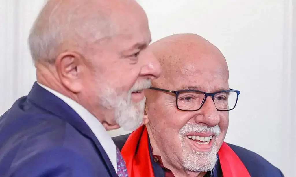 Lula lança selo dos Correios em celebração a obra de Paulo Coelho