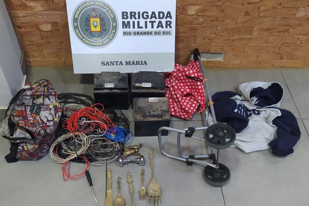 Foto: Brigada Militar - Objetos deixados pelo suspeito ao tentar fugir, foram apreendidos pela Brigada Militar