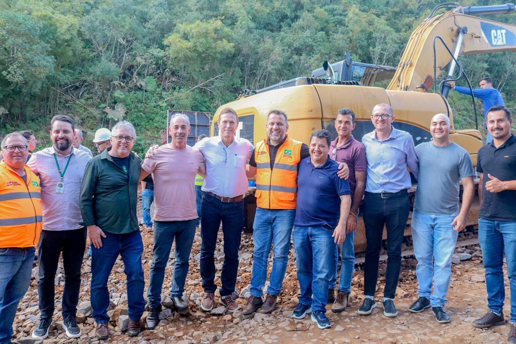 SECRETÁRIO DE ESTADO JERRY COMPER VISITA  AS OBRAS DA SERRA DO FAXINAL E SC-108