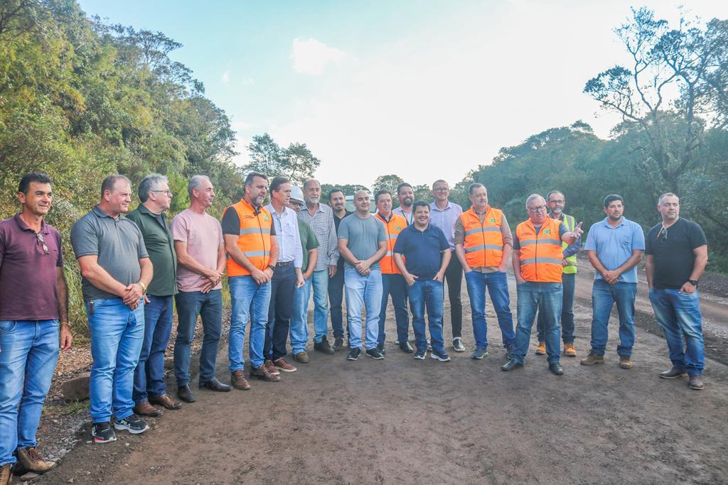 SECRETÁRIO DE ESTADO JERRY COMPER VISITA  AS OBRAS DA SERRA DO FAXINAL E SC-108