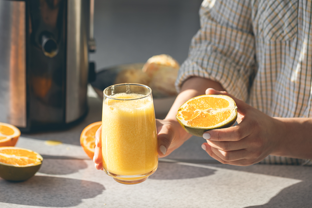 Conheça os benefícios do suco de laranja para a saúde intestinal