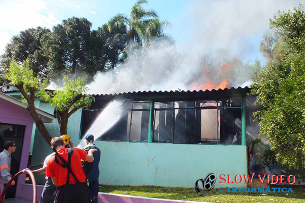 Casa é consumida pelas chamas