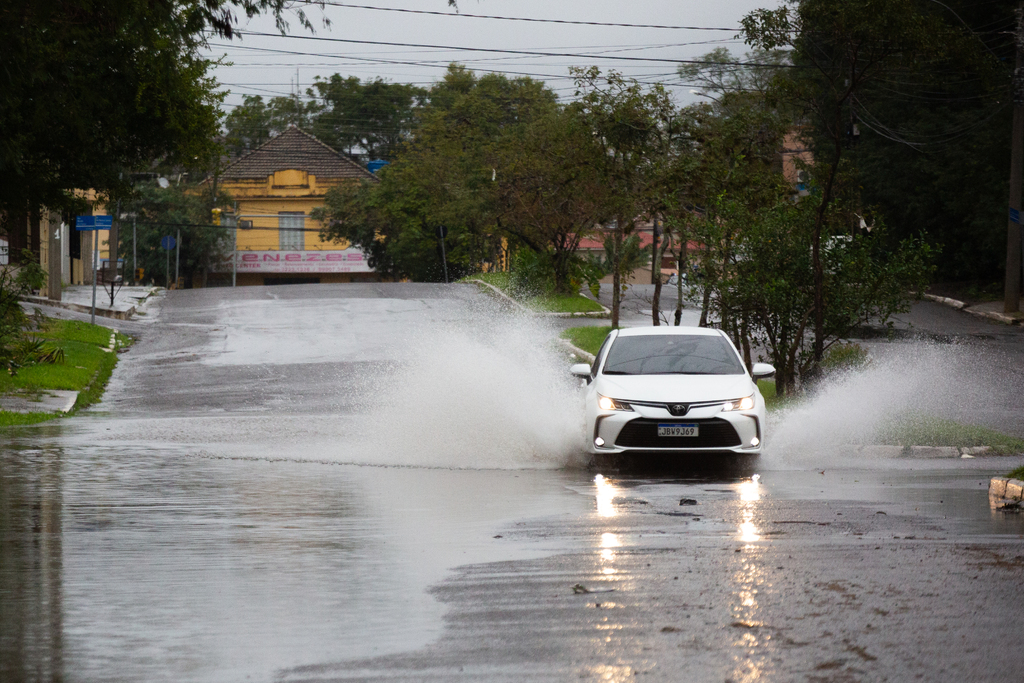 Chuva do final de semana deixa ruas alagadas e aumenta risco de novos deslizamentos em Santa Maria e região