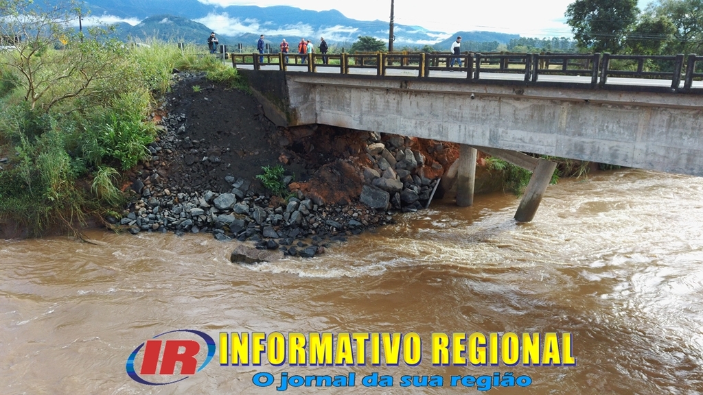 PONTE DO RIO CANOAS NA DIVISA ENTRE SÃO JOÃO DO SUL E PRAIA GRANDE É INTERDITADA COM IMINENTE RISCO DE DESABAMENTO