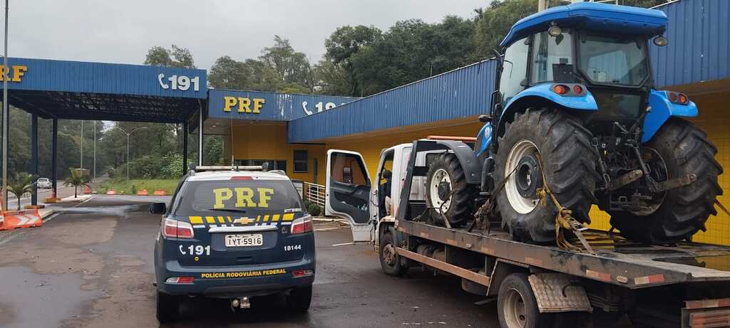 PRF apreende trator transportado ilegalmente na BR-158, em Cruz Alta