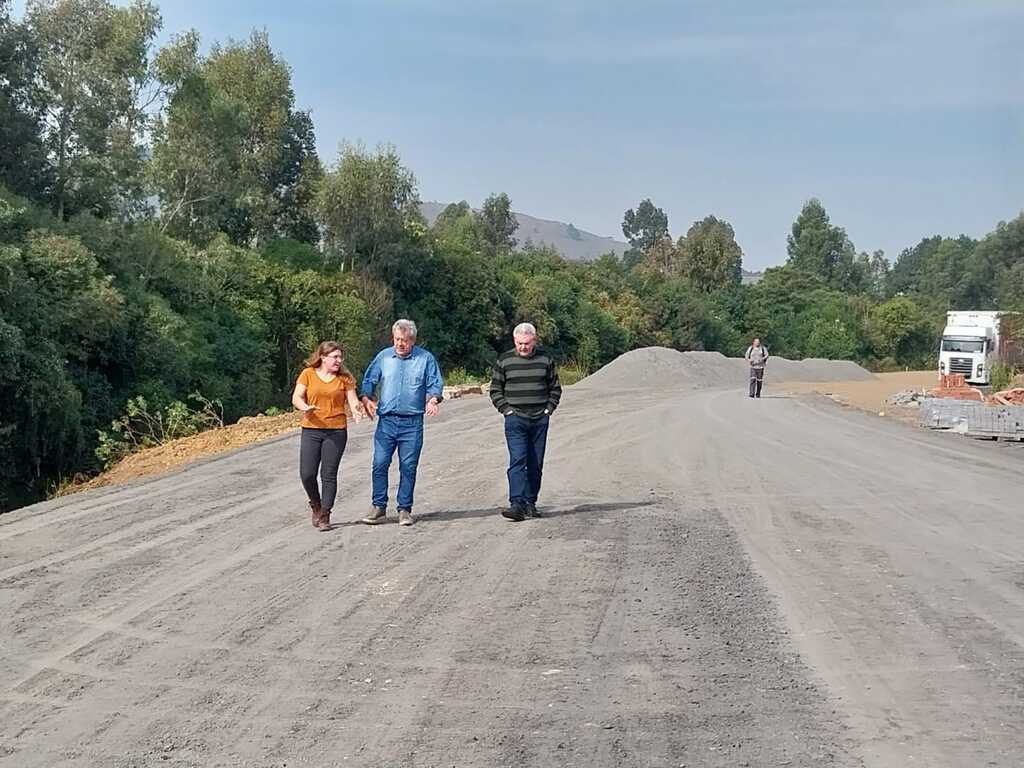 Trecho da Avenida Ponte Grande é preparado para receber asfalto