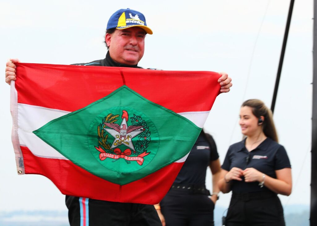 Piloto catarinense corre na mesma pista onde Ayrton Senna teve a primeira vitória na F1 e leva bandeira de SC