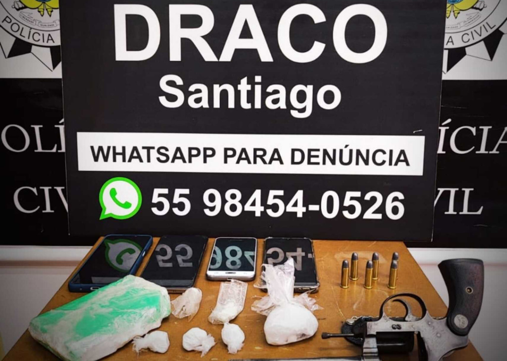título imagem Homem que usava tornozeleira eletrônica é preso por tráfico e posse ilegal de arma em Santiago