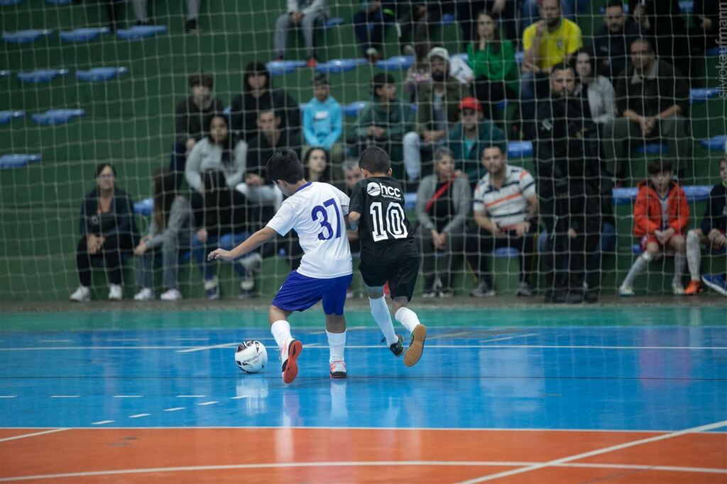 Quatro jogos deram início ao Campeonato Municipal de Futsal