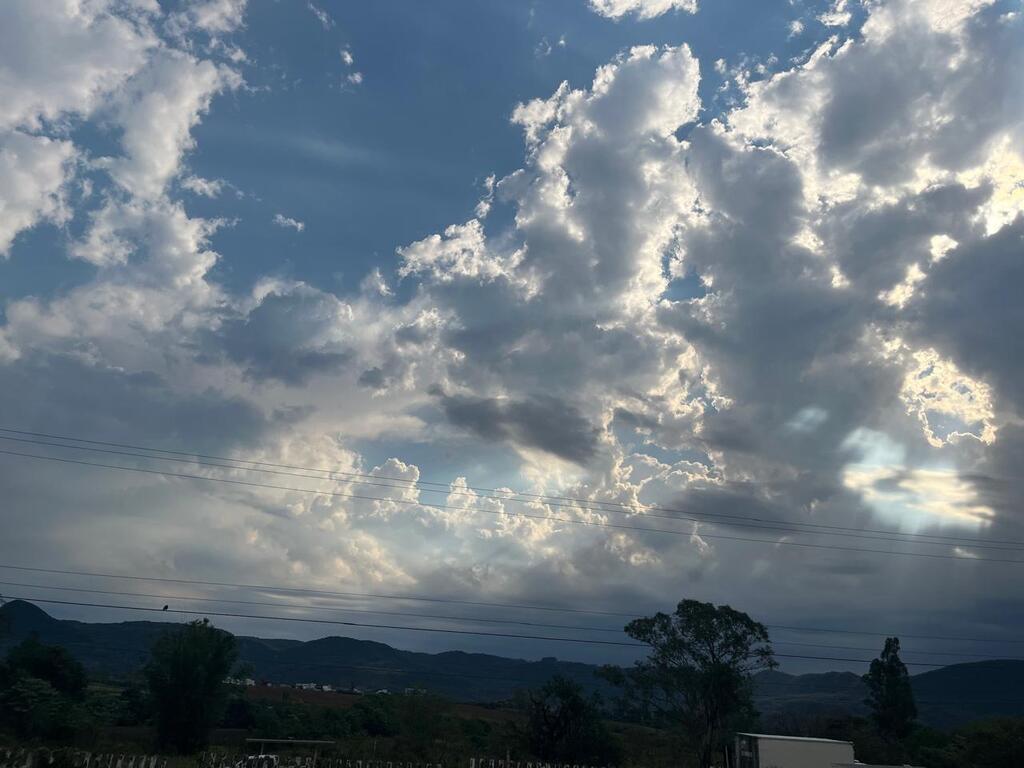 Após madrugada chuvosa, Santa Maria registra sol entre nuvens; quinta pode ter pancadas