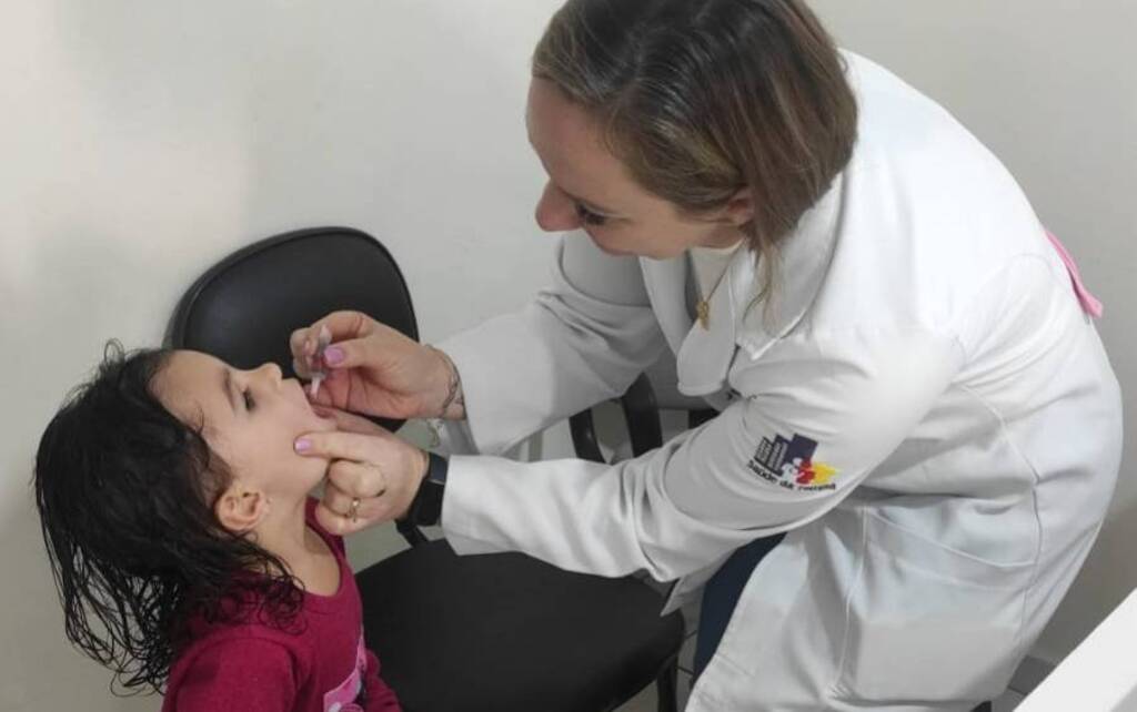 Vacinas contra a poliomielite continuam disponíveis nos postos de saúde do estado