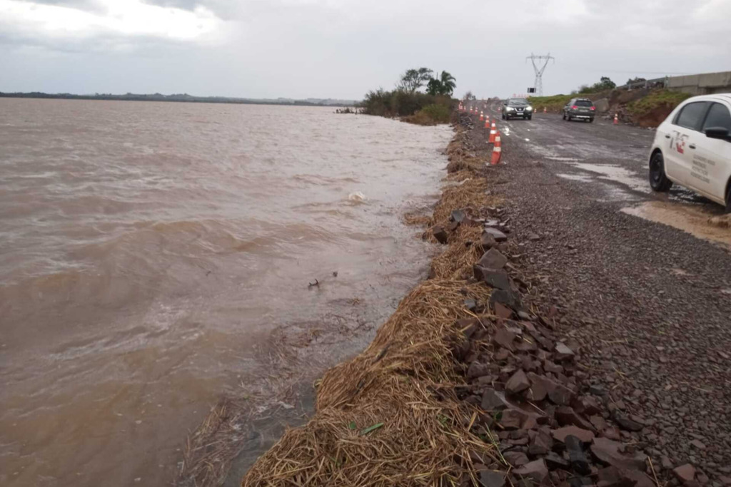 título imagem Dnit monitora aumento da água no desvio da várzea do Rio Toropi na BR-287