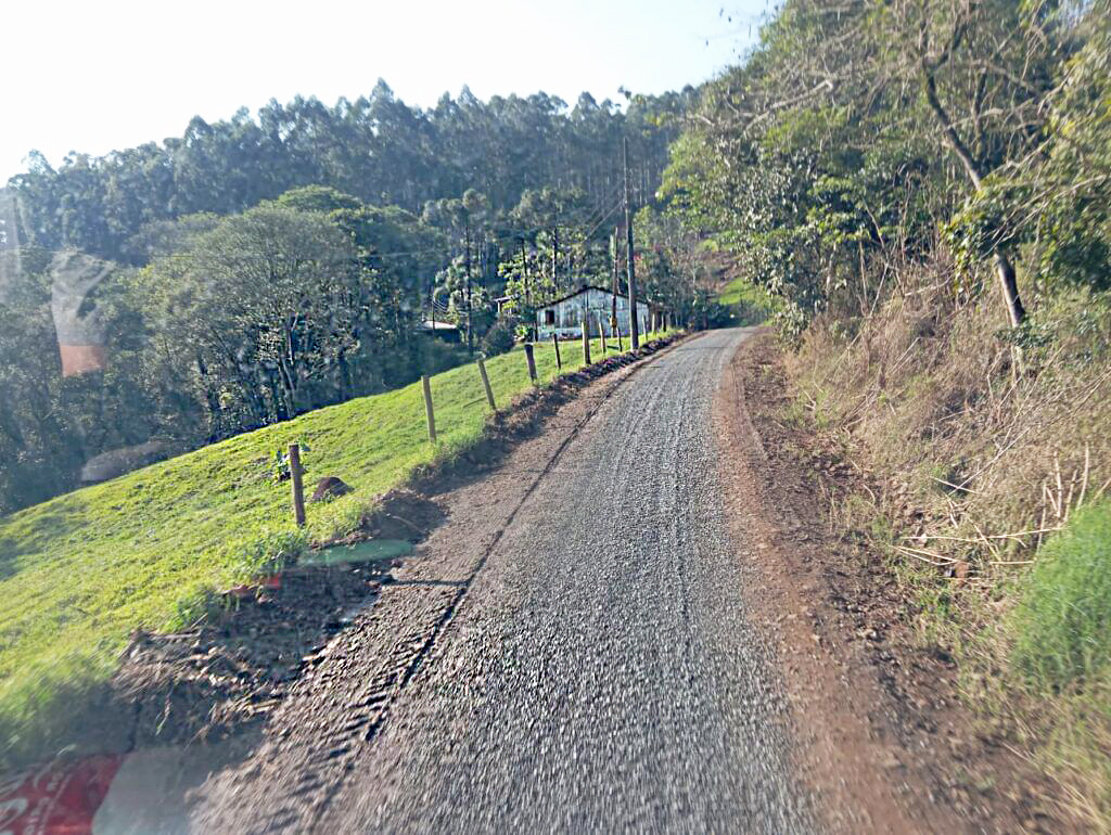 Secretaria de Obras está britando estradas no interior de Ouro