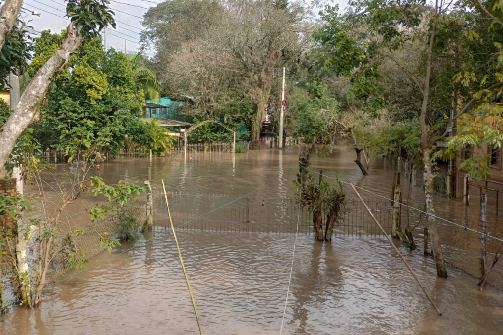 Defesa Civil monitora cheia do Rio Vacacaí; água já atinge casas no Passo do Verde, em Santa Maria