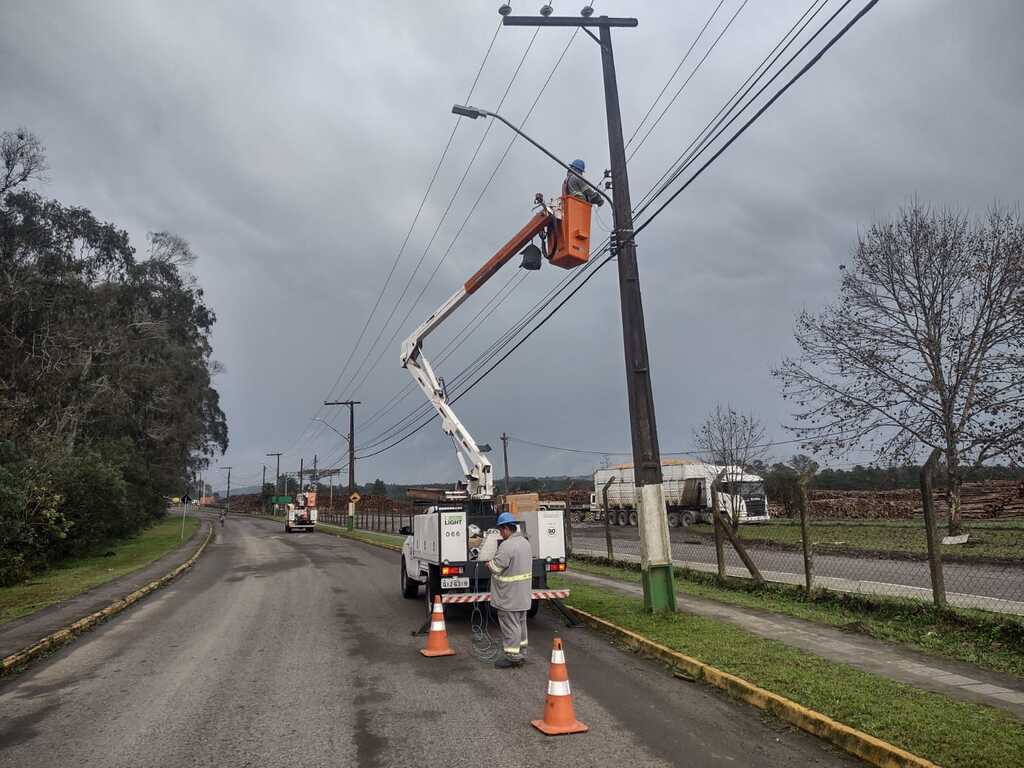 Serviço de troca das lâmpadas de sódio por LED seguem em ritmo acelerado em Otacílio Costa