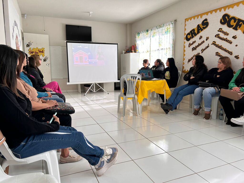 Diretores das escolas participam de encontro no CRAS de Otacílio Costa