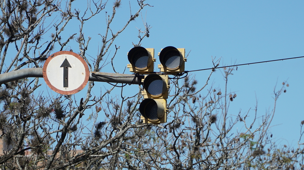 Semáforo na Avenida Medianeira volta a funcionar na manhã desta segunda após manutenção