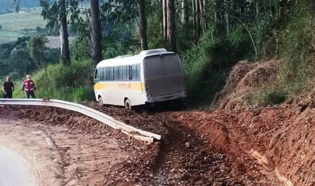 Micro-ônibus sai da pista na Serra do Tucano, em Presidente Getúlio