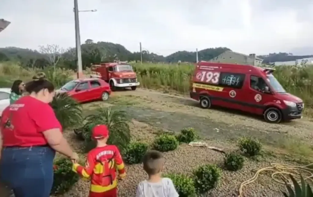 Bombeiros Voluntários de Vitor Meireles proporcionam momento especial para fã mirim