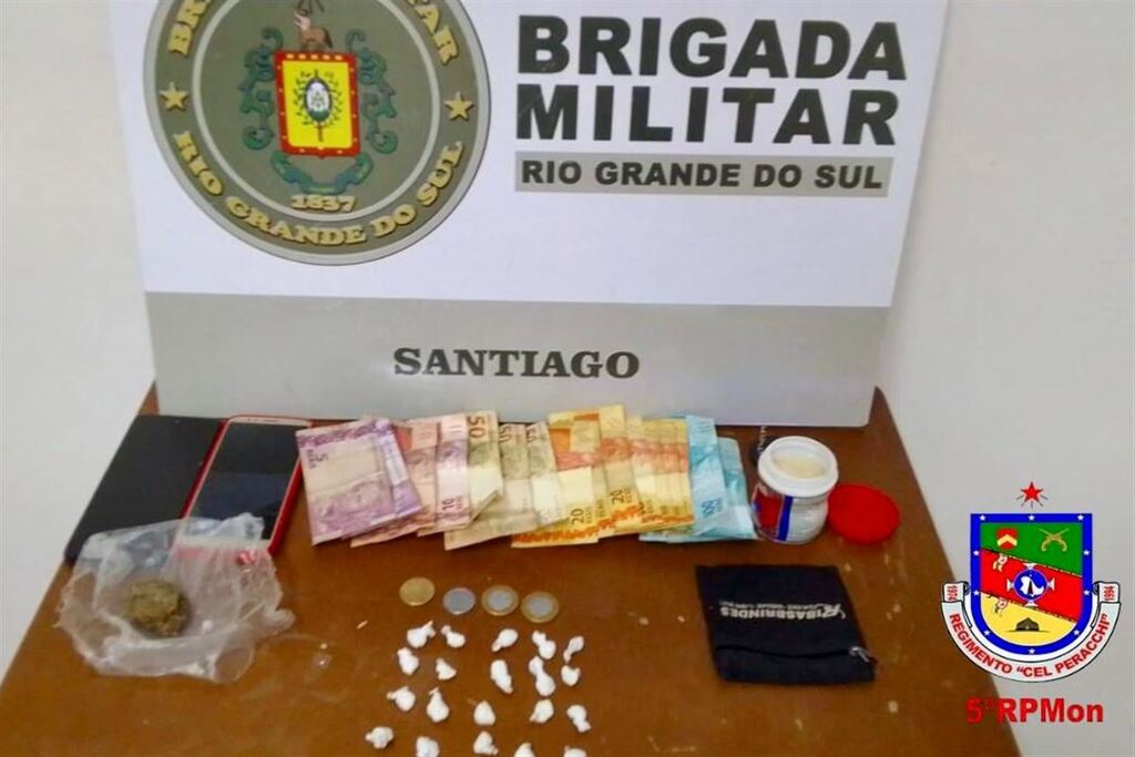 título imagem Dupla é presa por tráfico de drogas em Santiago