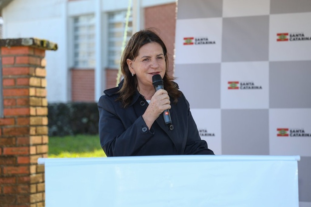 Carmen Zanotto entrega equipamentos agrícolas aos municípios de Santa Catarina