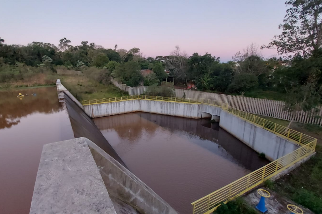Contaminação por óleo em barragem que abastece Silveira Martins leva Corsan a interromper o tratamento de água na cidade