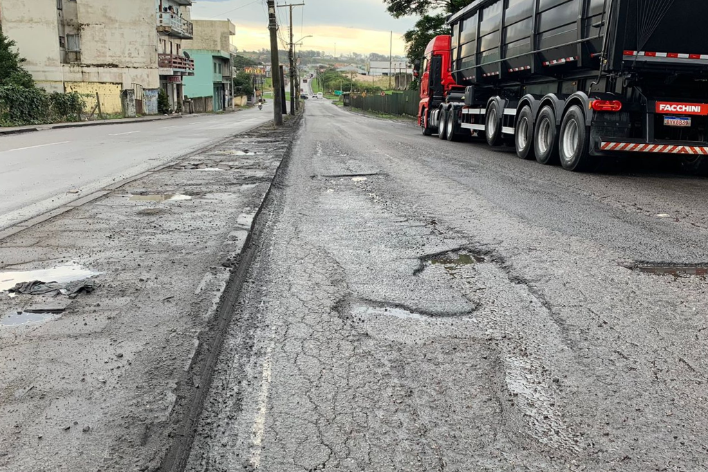 (Imagem RSC Portal) - Estrada de acesso ao Porto de Imbituba sofre com deterioração e alagamentos