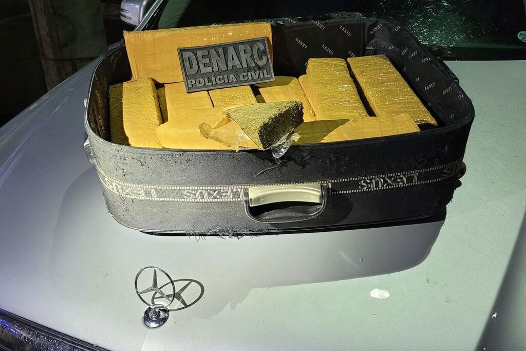 Foto: Polícia Civil - Droga estava escondida em uma mala que era transportada em um automóvel  Mercedes-benz E-250