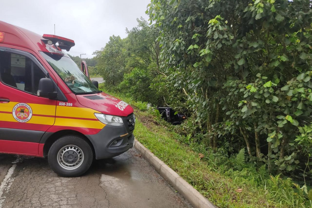 Carros colidem perto do portal de Imaruí