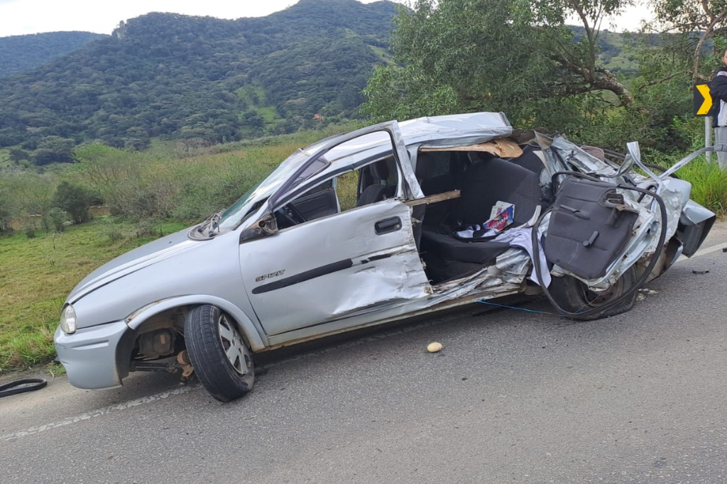 Motorista se perde e bate em caminhão na cidade de Garopaba