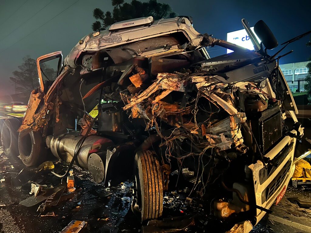 Caminhão com placas de Uruguaiana se envolve em acidente em Caxias