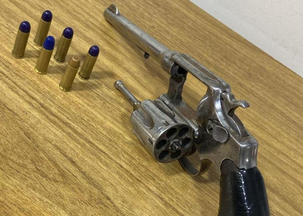 Adolescente é apreendido com revólver municiado no Bairro Carolina