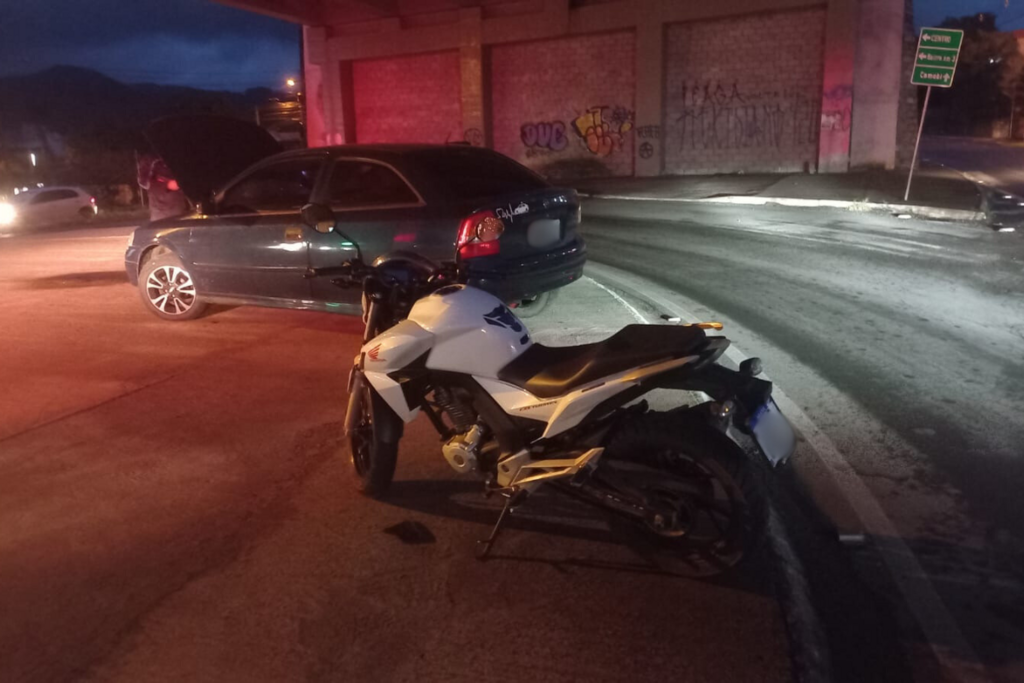 Colisão entre carro e moto deixa uma pessoa ferida em rotatória da Faixa Velha, perto do acesso ao Bairro São José