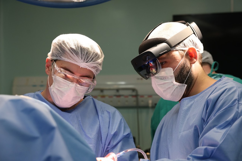 Cirurgia inédita em Joinville usa óculos de realidade aumentada