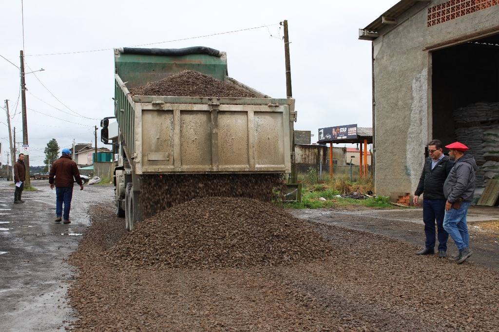 Ruas do perímetro urbano de Otacílio Costa estão recebendo camada de pedra brita