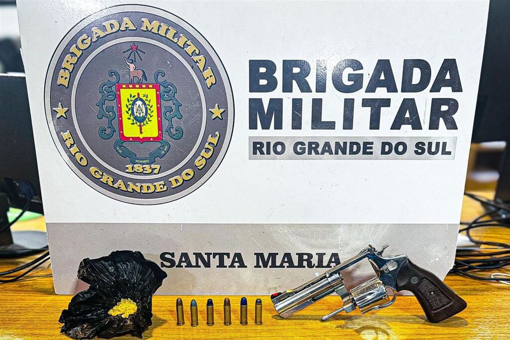Foto: Brigada Militar - Arma, drogas e munições foram apreendidos com o homem