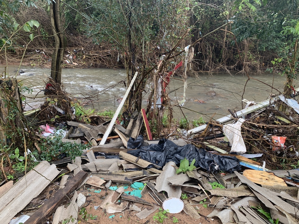 Comunidade do Bairro Km 3 se preocupa com entulhos acumulados às margens do Rio Vacacaí-Mirim