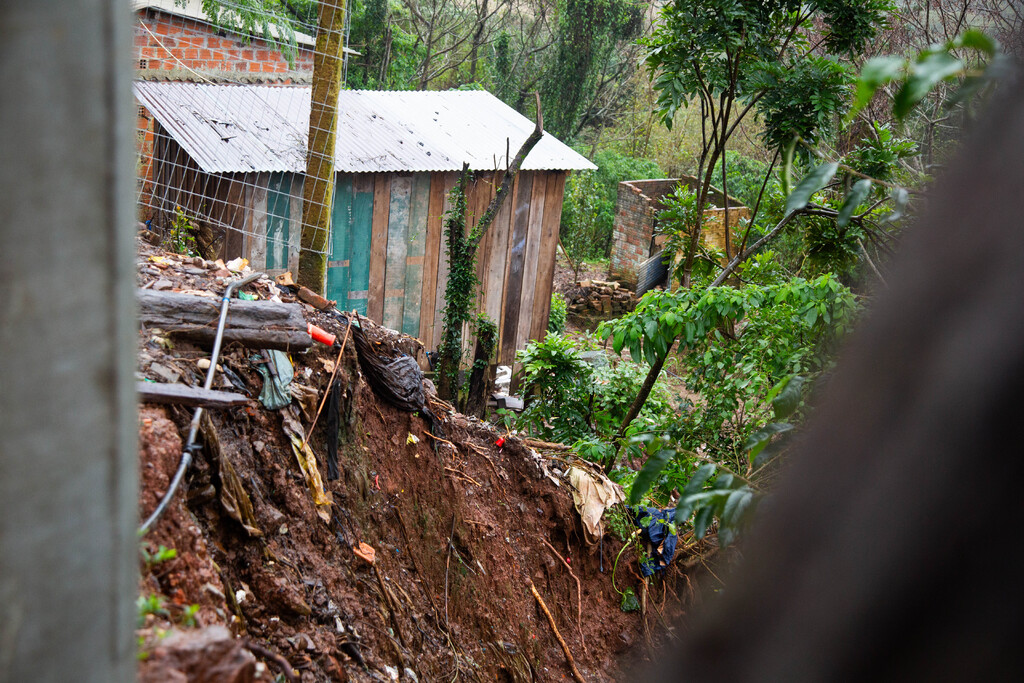 título imagem Dois meses depois de deslizamentos, 80 das 250 famílias seguem em áreas de risco em Santa Maria