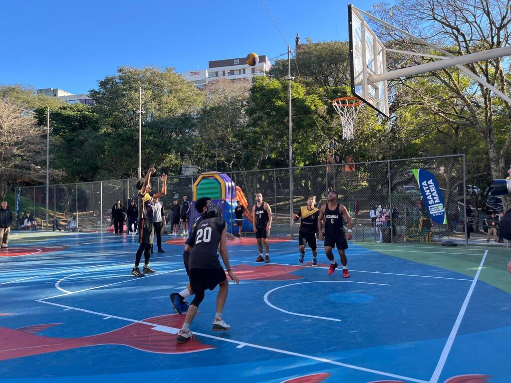 Tarde de sol, cor, diversão e esporte: reinauguradas as novas quadras do Parque Itaimbé