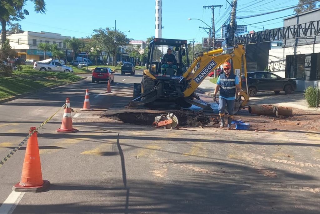 Rompimento de adutora da Corsan provoca desabastecimento em bairros de Santa Maria e deixa trânsito em meia pista na Avenida Dores