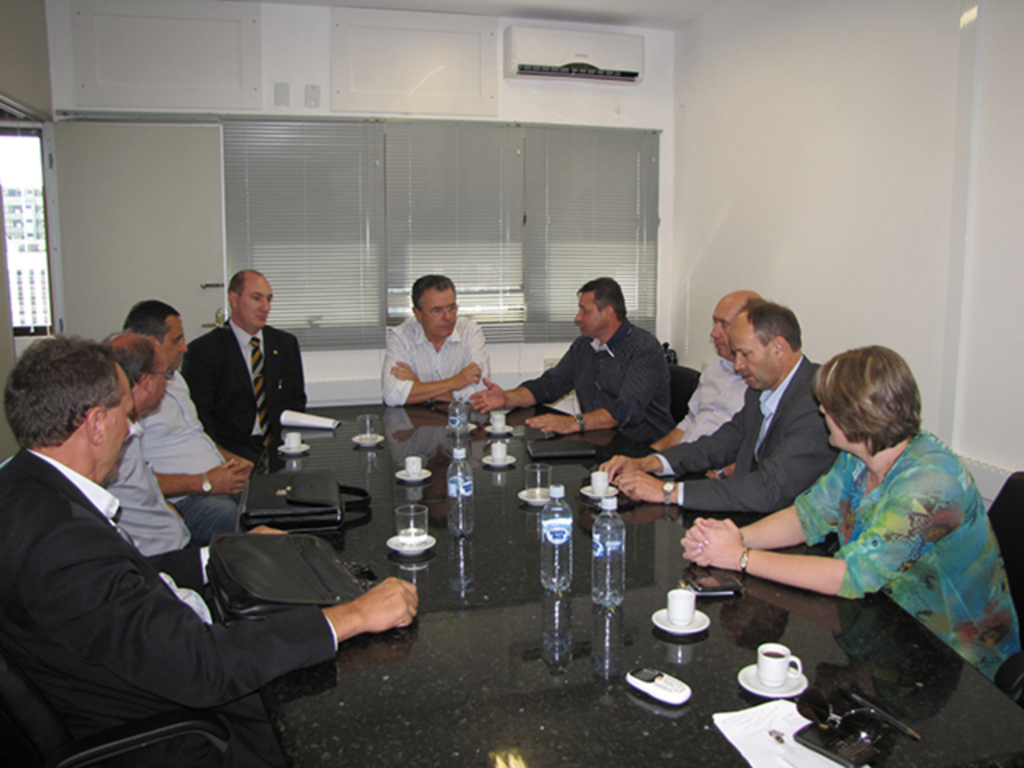 Luciane Carminatti acompanha prefeitos da AMnoroeste em reunião sobre investimentos no Hospital da F