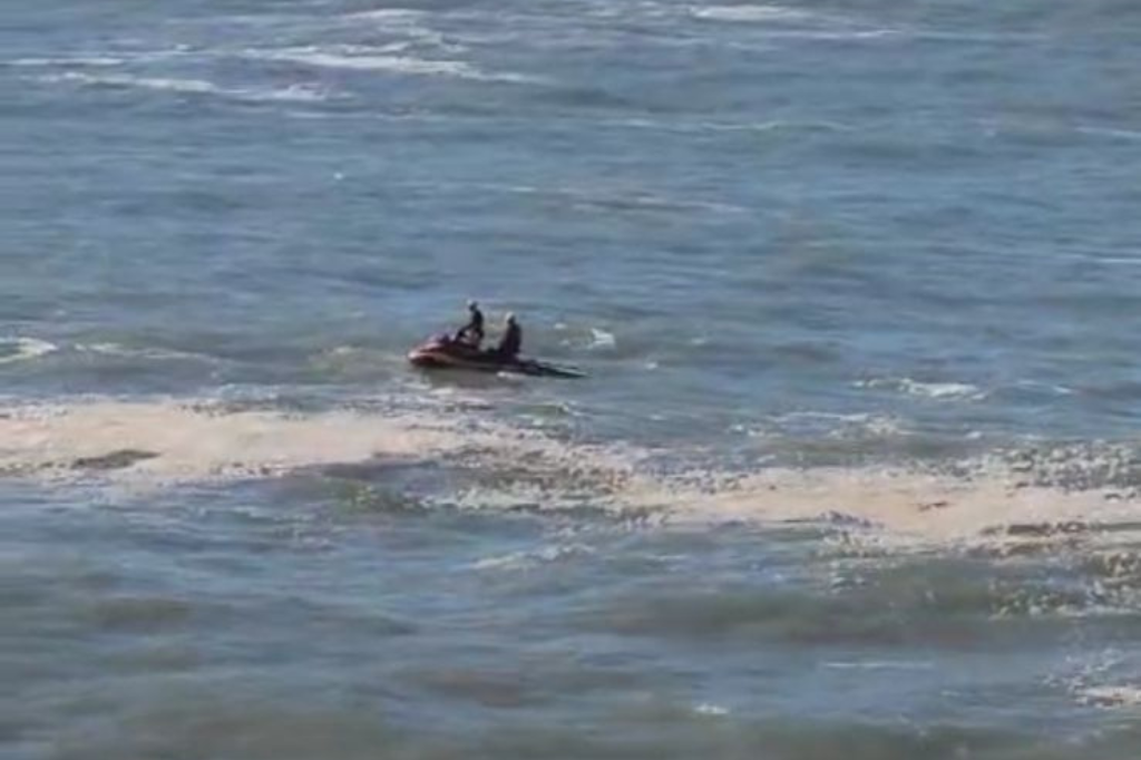 (Imagem divulgação Corpo de Bombeiros) - Corpo de Bombeiros de Imbituba resgatam surfista na Praia da Vila