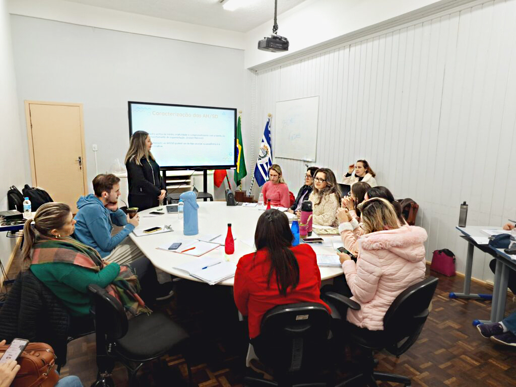 Professores da educação especial de Capinzal participam de capacitação sobre altas habilidades e superdotação