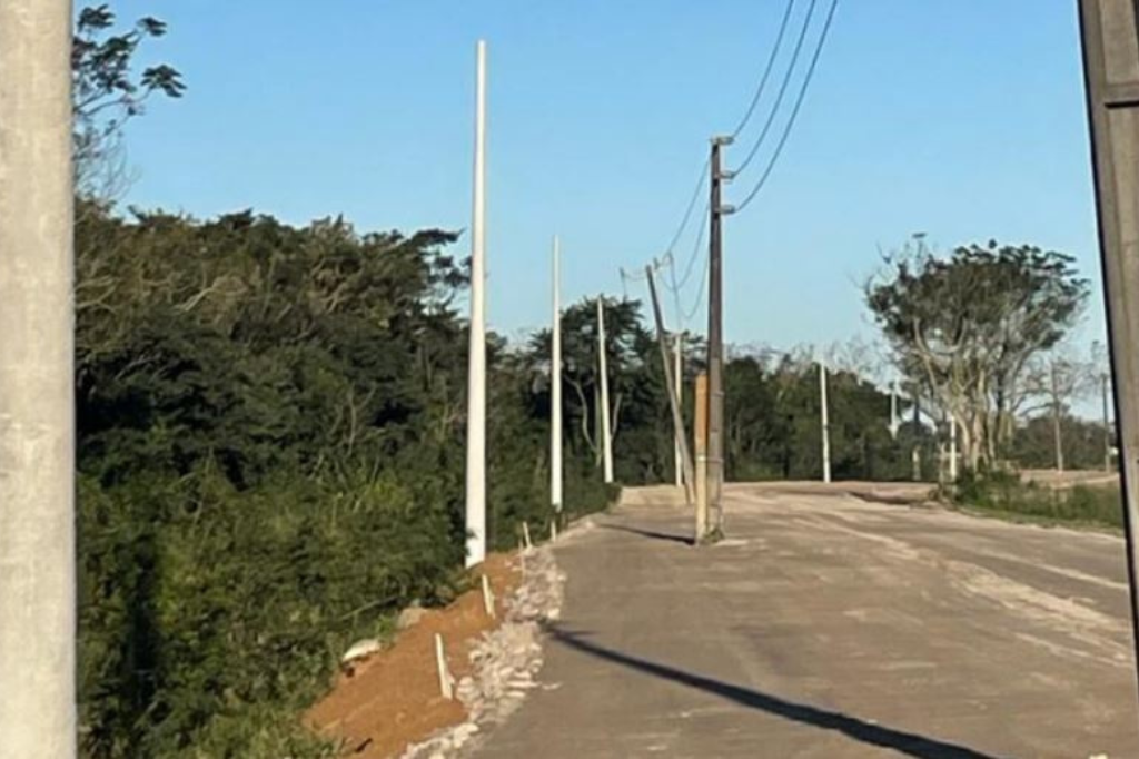 Cem novos postes são colocados em rodovia que liga Laguna e Tubarão